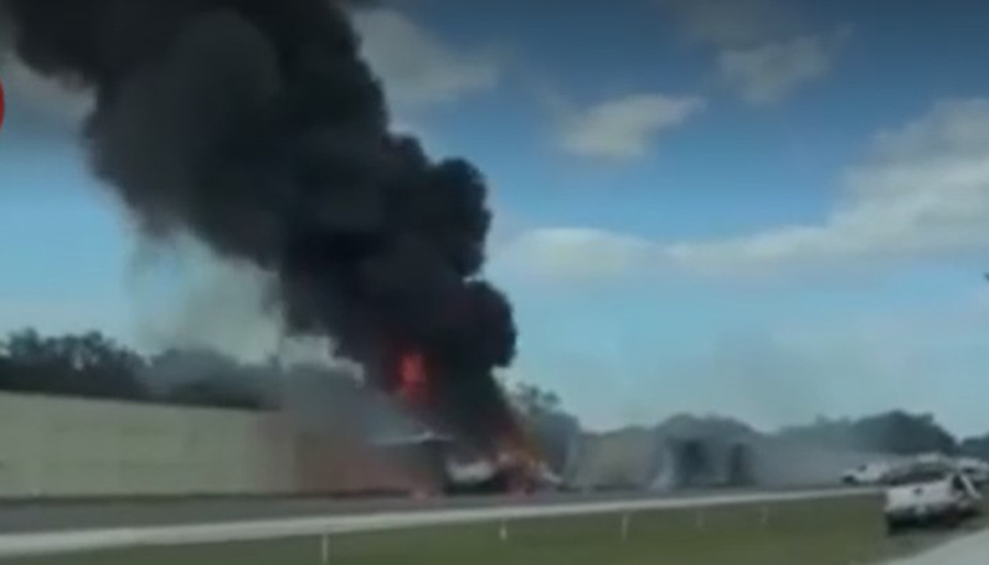 Yolcu uçağı otobana düştü, 2 ölü