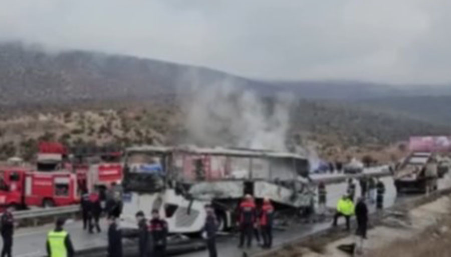 Çorum’da yolcu otobüsü kamyona çarptı, ölü ve yaralılar var