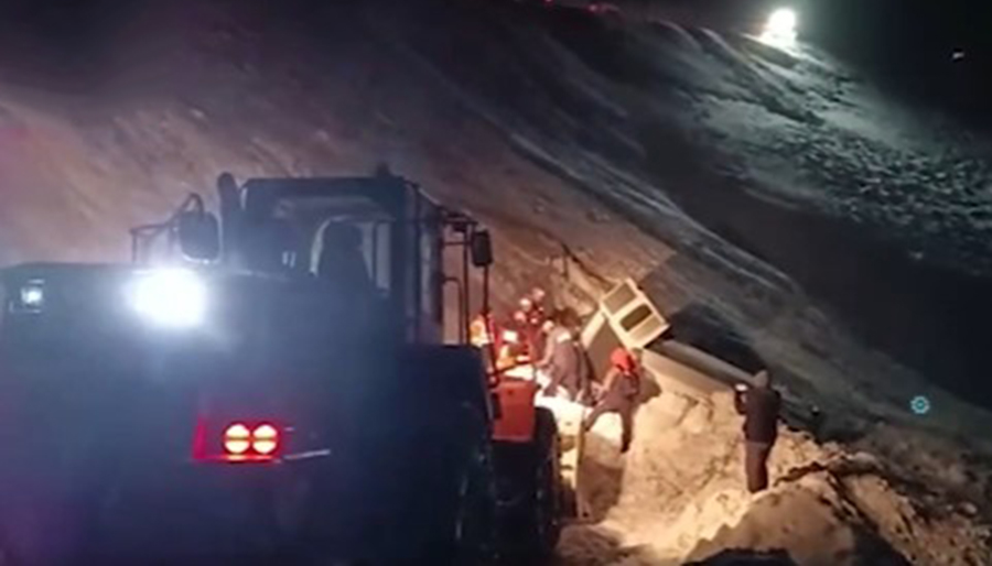 Van’da yolcu minibüsü çığ altında kaldı: 1 ölü, 12 yaralı