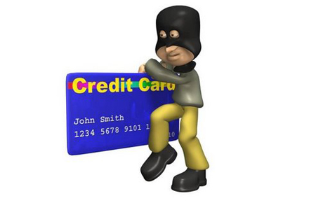 Turistlerin kredi kartı bilgilerini çalıp internetten alışveriş yaptılar