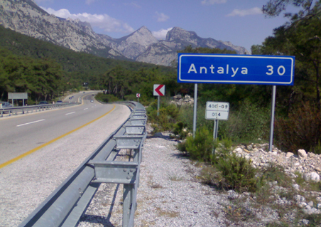  ANTALYA’NIN İÇİNDE ANTALYA’YA 30 KM. TABELASI KAFALARI KARIŞTIRIYOR