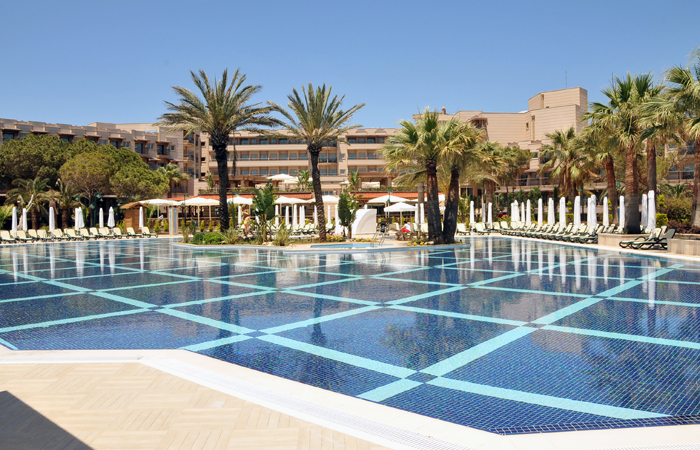 13 milyon dolara yenilenen Crystal Tat Beach Golf Resort kapılarını açtı