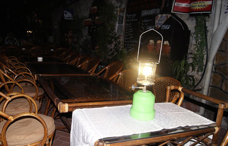 Turistik çarşıda elektrikler kesildi, esnaf mum ışığıyla satış yaptı