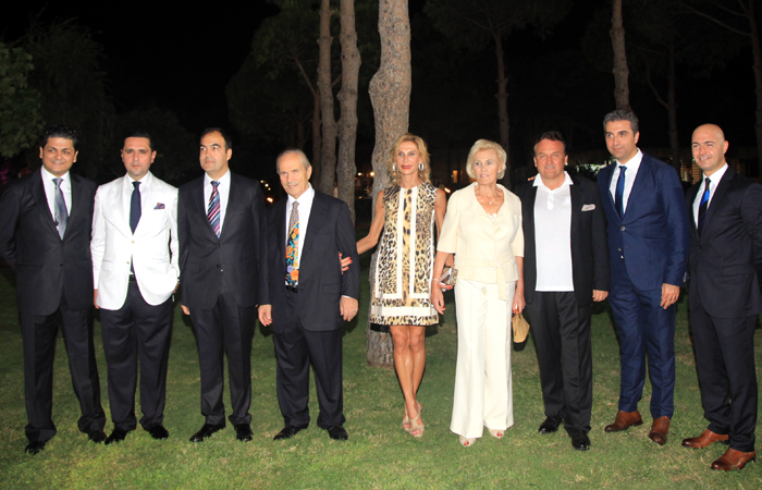 Gloria otelleri aldığı ödülleri partnerleriyle kutladı