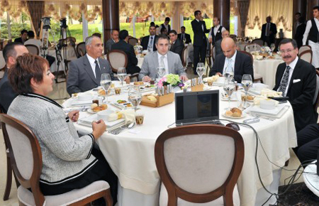Melih Gökçek, otel yöneticilerine yeni turizm projelerini anlattı