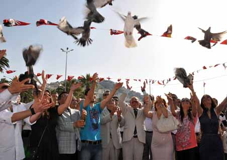 Altın güvercin yeniden Kuşadası semalarında
