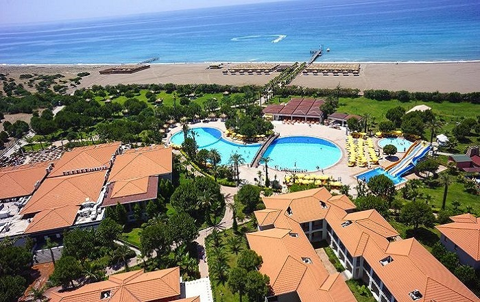 Kıskanç çiftler özellikle bu tatil köyünü tercih ediyor