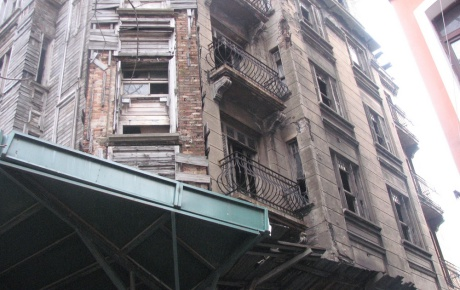 Taksim’de fotoğraf çekmek için balkona çıkan Polonyalı turist can verdi