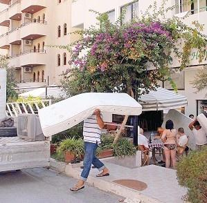  Otele haciz gitti, turistin altındaki yatakları çekti