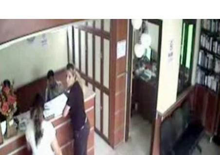 Otelciler, bu iki kadına dikkat! Biri oyalıyor, diğeri çalıyor