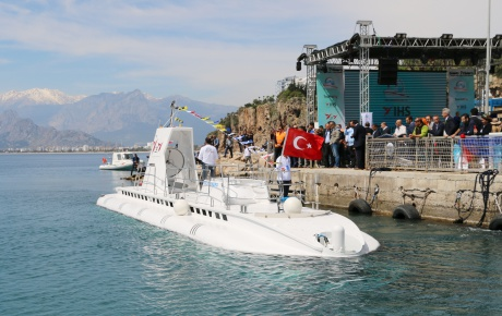 Turistik denizaltı Nemo ilk dalışını gerçekleştirdi