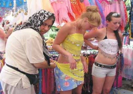 Turizmciler uyarıyor: Esnaf İskandinav turisti ısrarıyla kaçırıyor