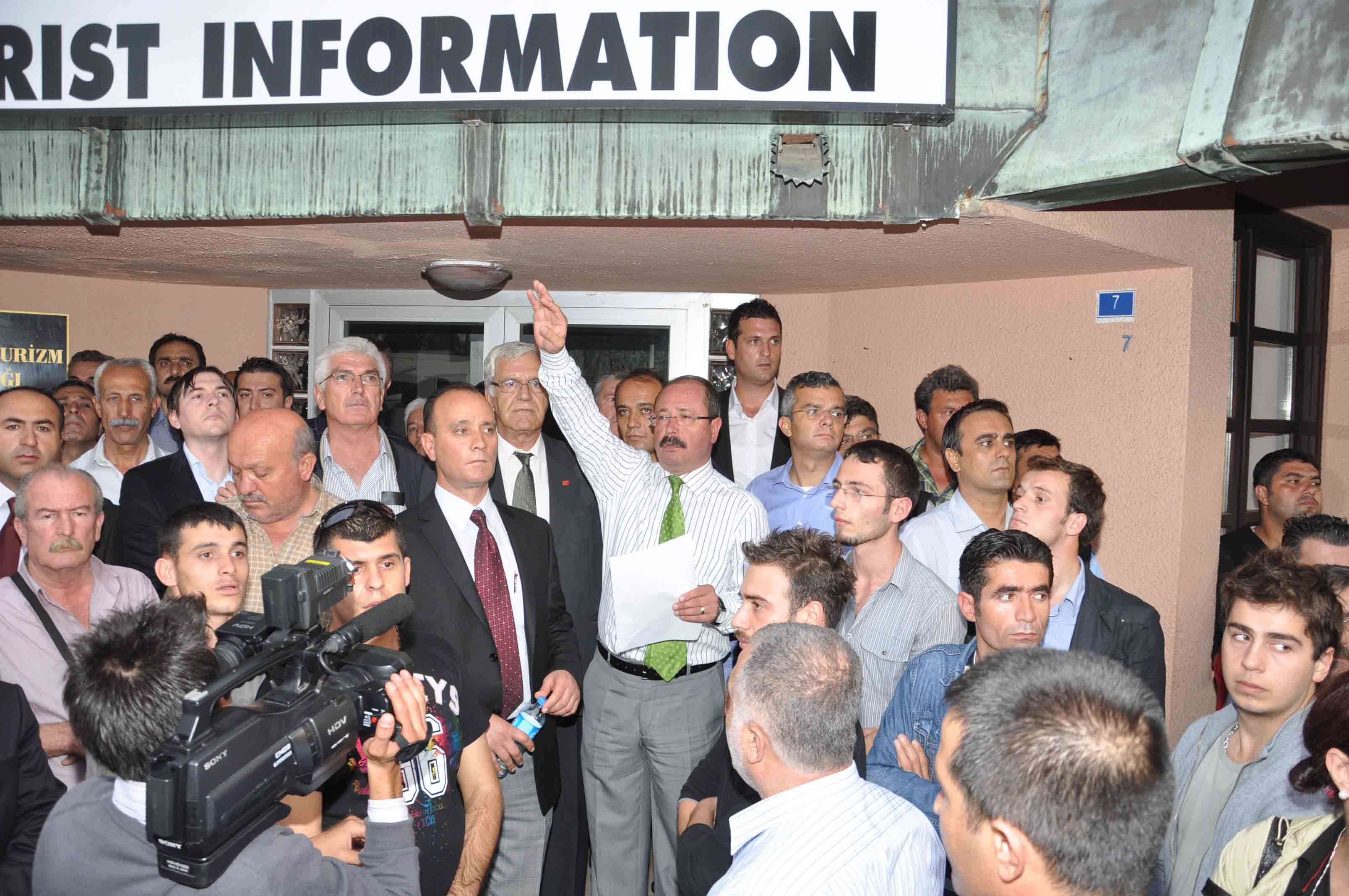 Kuşadası Beldiye Başkanı Altungün: Hukuksuzluk karşısında irademizi gösterdik