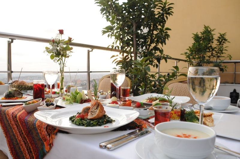 Elite World Otelleri'nde terasta iftar keyfi