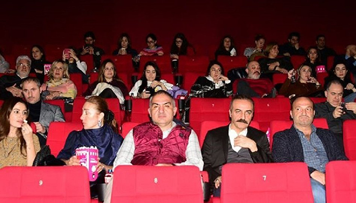 Bakan Ersoy sinemada yarım saat reklam izlemek zorunda kaldı