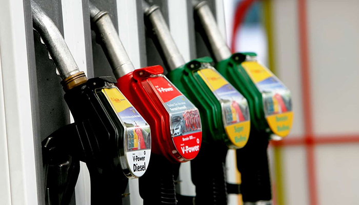 Benzine 17 kuruş zam, 11 kuruş indirim