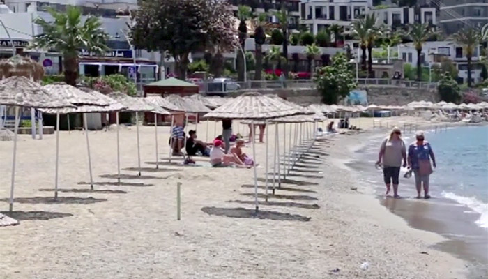Bodrum'da plastik şezlonglar toplandı