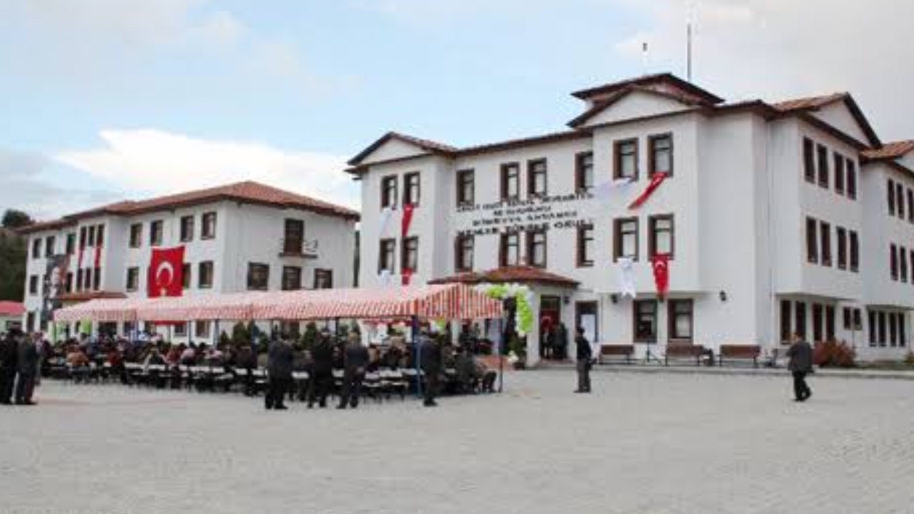Turizm bölümü için ‘uygunsuz’ öğretim görevlisi ilanı