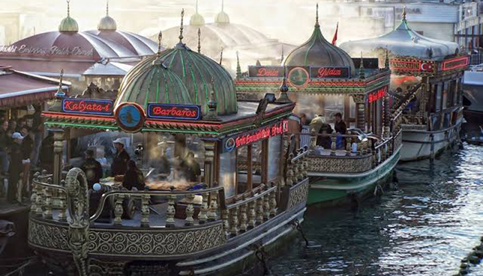 'Tarihi Eminönü Balıkçısı çalışanları müşterilere saldırdı' iddiası