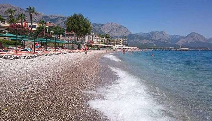 ''Kemer'de turistler denize girecek alan bulamaz hale geldi''