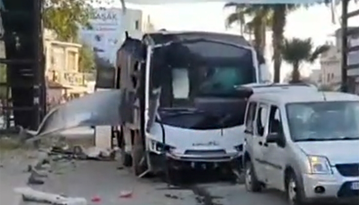 Adana'da polis servis aracına bombalı saldırı