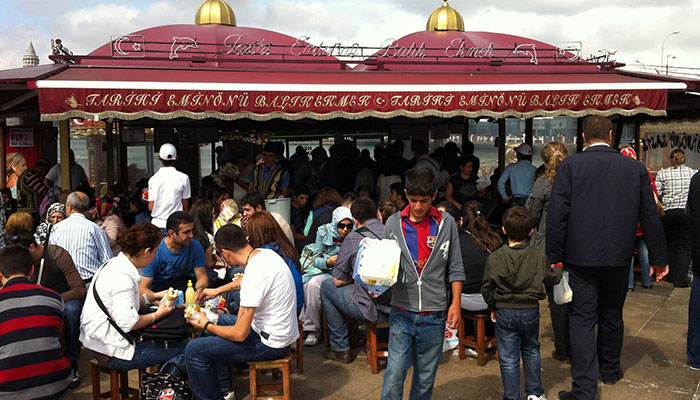 Eminönü'deki balıkçılar İBB'ye dava açtı