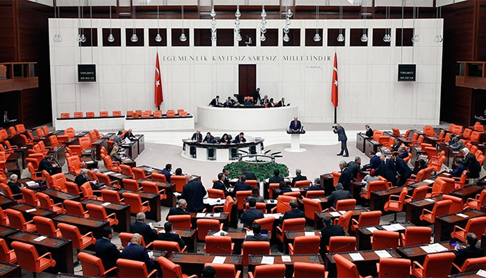 ‘Ayakta kalmış tek sektörü paçasından tutup aşağı çekmektir’