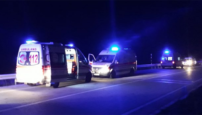 Tur otobüsü tarlaya uçtu, 7 yaralı