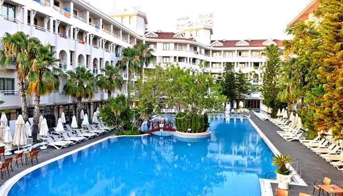 Antalya'daki 4 otelinden birini sağlık çalışanlarına tahsis etti