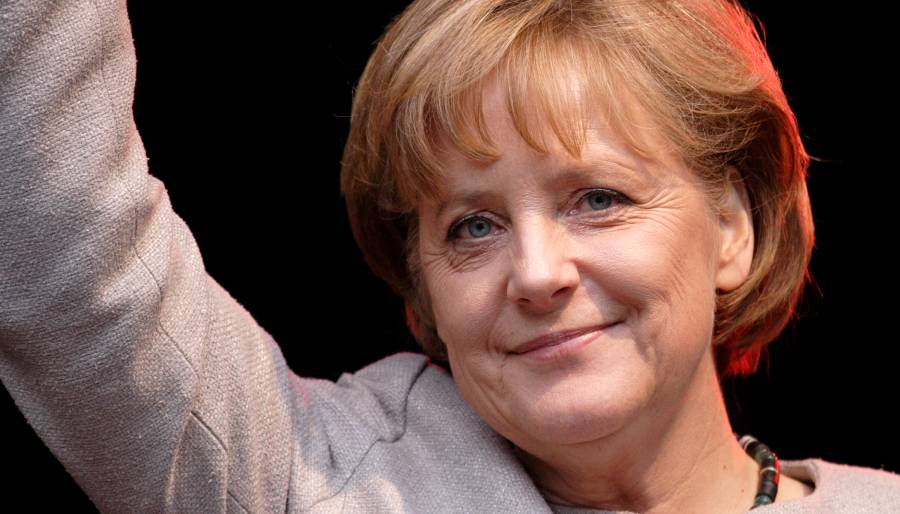 Merkel sıkı kapanmadan geri adım attı