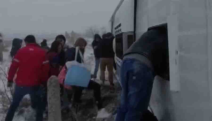 Tur otobüsü kaza yaptı 1 ölü 12 yaralı