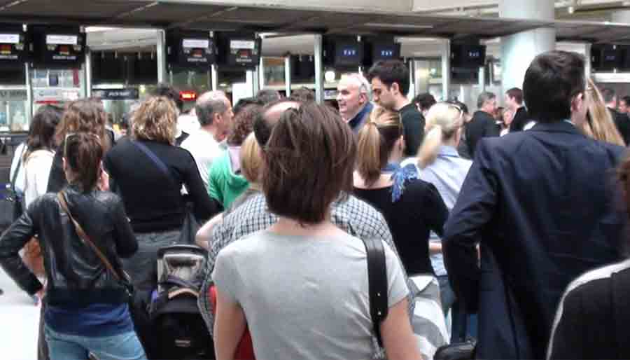 İstanbul'da mahsur kalan Rus turistler için tahliye uçuşu talebi
