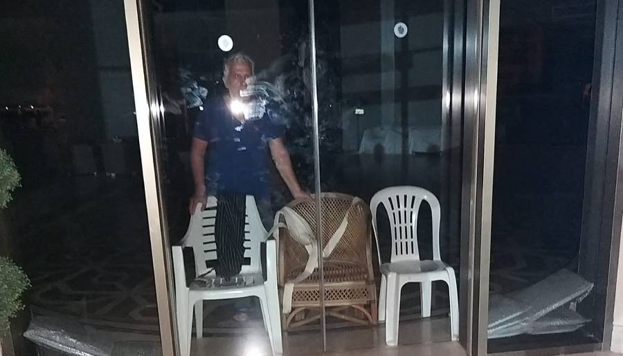 Veli Çilsal kendini otele kilitledi, çevik kuvvet olay yerinde