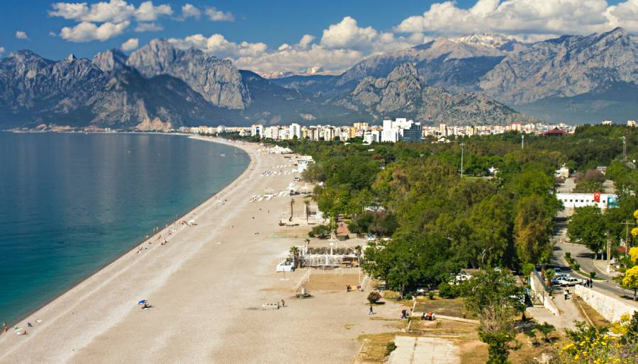 Antalya’da sağlık çalışanlarının izinleri iptal edildi