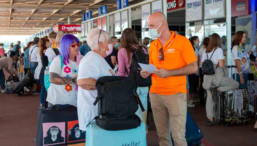 EasyJet Holidays ilk İngiliz turist kafilesini Antalya’ya getirdi