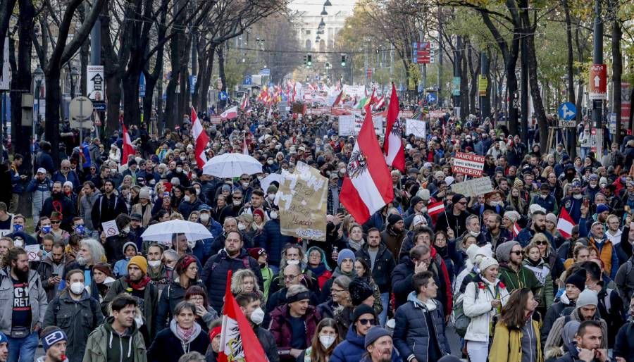 Avrupa’daki korona kısıtlamaları protesto ediliyor