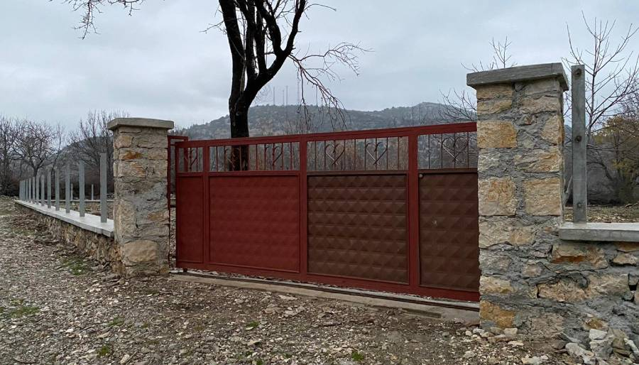 Bakan Ersoy’un köyündeki antik kente duvar ve tel örgü çekildi
