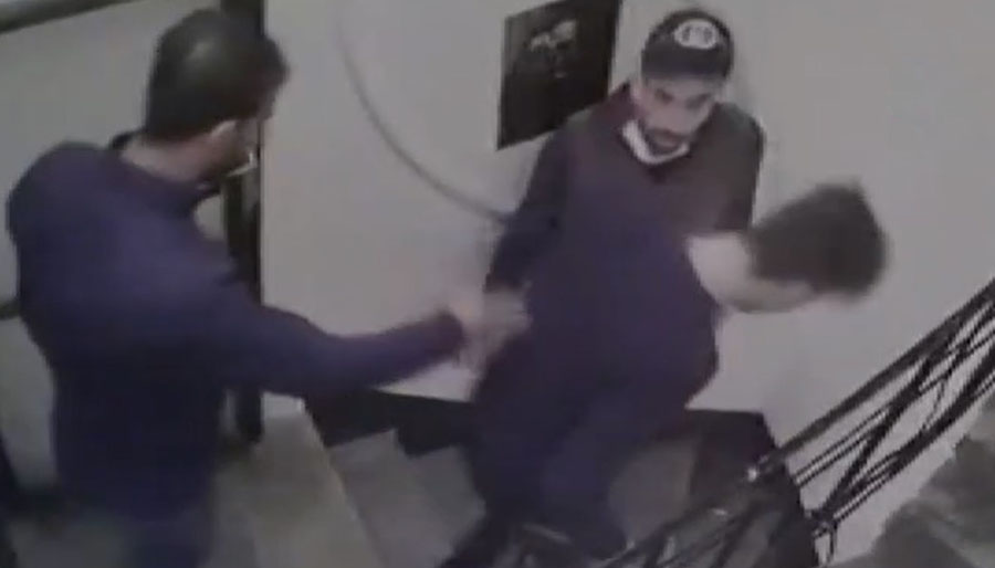 Otele davet ettiği kişi tarafından bıçaklandı