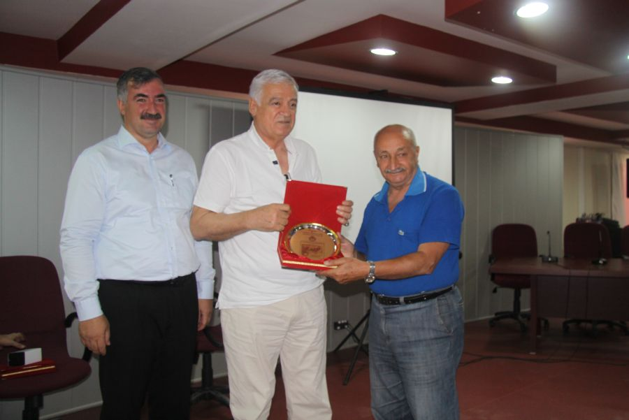 Kahta Belediyesi, Halil Tuncer’e teşekkür plaketi verdi