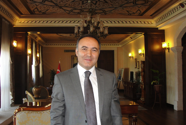 Antalya Valisi ile özel. Otellerin etrafı, Mahmutpaşa pazarına benziyor