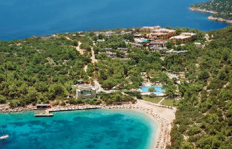 Tur operatörüne kayyum atandı, otel çalışanları oturma eyleminde