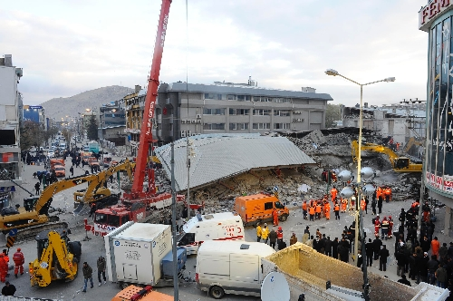 Van'da yıkılan Bayram Otel'in sahiplerinin mal varlıklarına tedbir