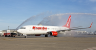 Corendon'un fabrika çıkışlı Boeing 737-800NG uçağı Antalya'ya indi