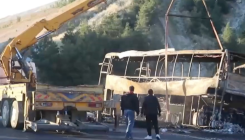 Bariyerlere çarpan yolcu otobüsü alev aldı, çok sayıda ölü ve yaralı var