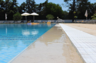 Erkek müşteriyi tek başına havuza almayan otele para cezası