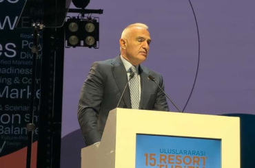 Bakan Ersoy’dan turizmcilere çağrı: Erken rezervasyon dönemini hemen sonlandırmayın