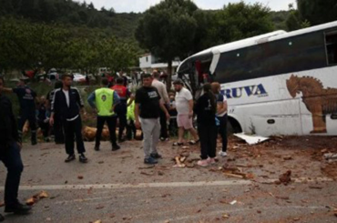 Çanakkale’de yolcu otobüsü zincirleme kazaya karıştı, ölü ve yaralılar var