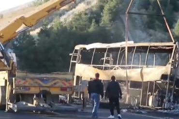 Bariyerlere çarpan yolcu otobüsü alev aldı, çok sayıda ölü ve yaralı var