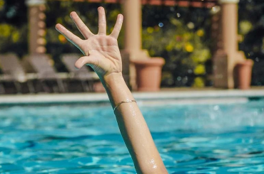 Otel havuzunda fenalaşan 8 yaşındaki çocuk hayatını kaybetti