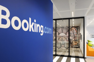Booking’den seyahat acentelerine gönderme yapan reklam